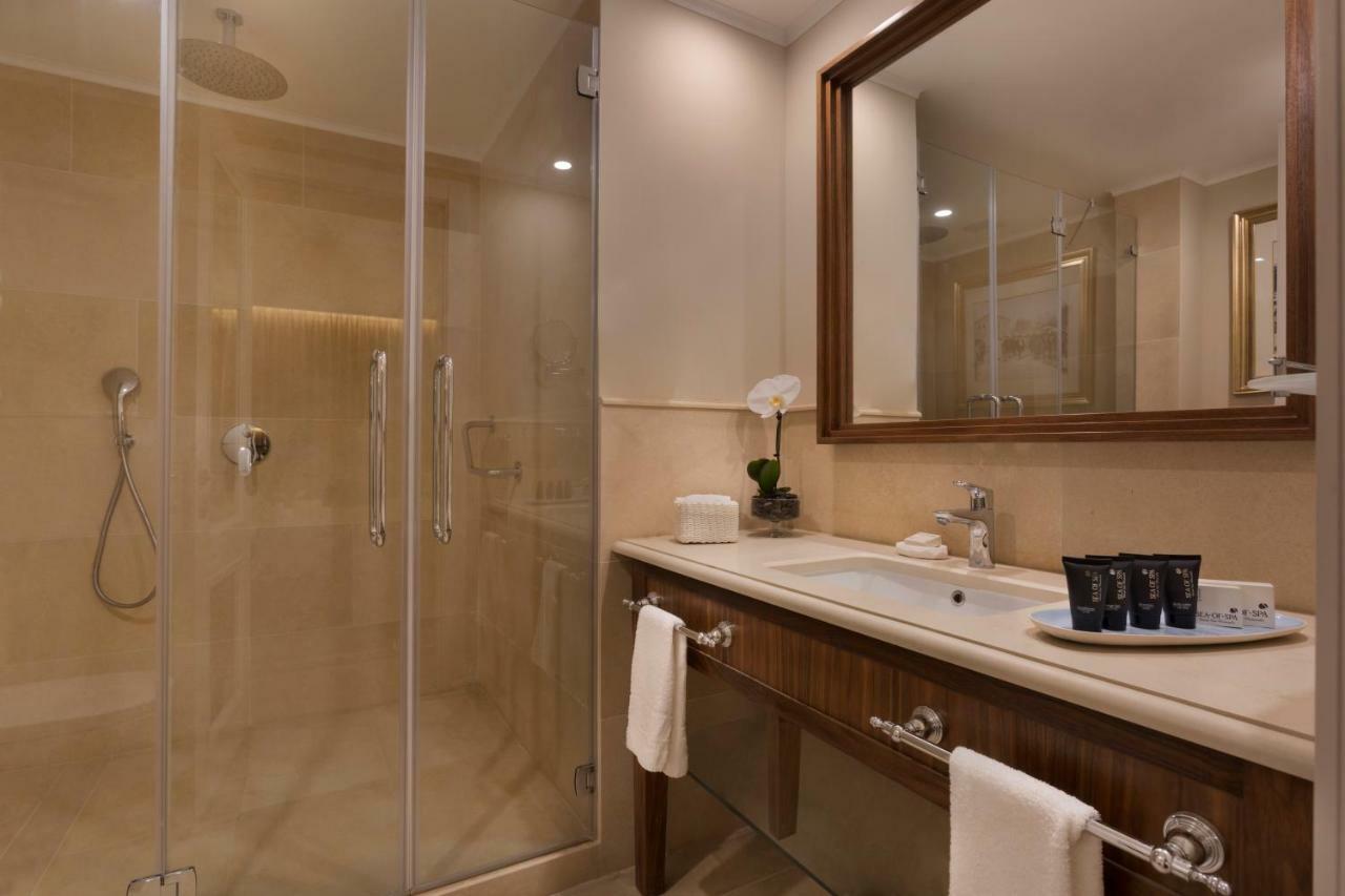 Herbert Samuel Иерусалим Экстерьер фото A shower with a sliding door